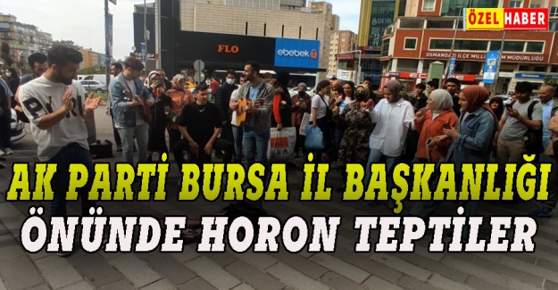 AK Parti Bursa il Başkanlığı önünde horon teptiler